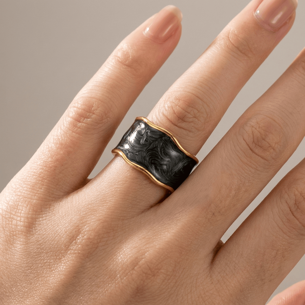 Anillo vintage artesanal ajustable de Rose & Oliver con diseño artístico y detalles exclusivos en metal envejecido.