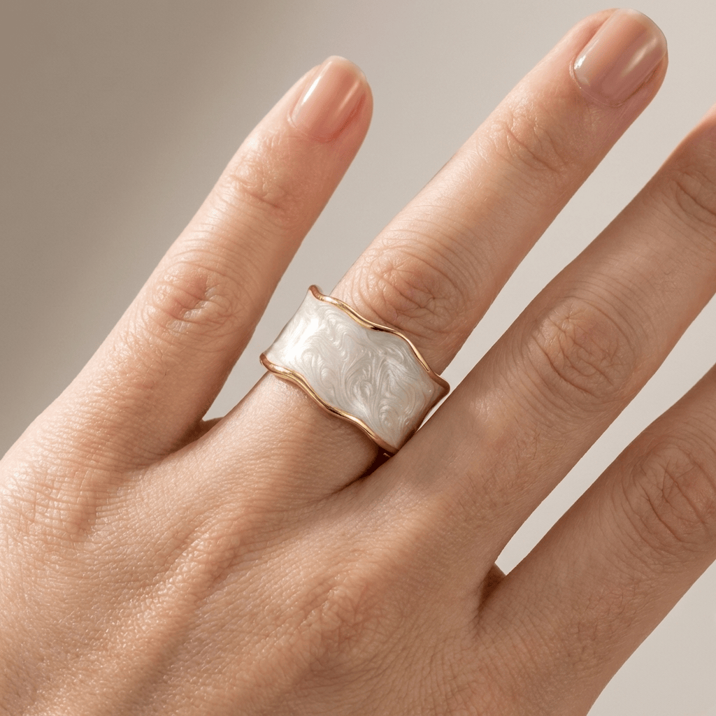 Anillo vintage artesanal ajustable de Rose & Oliver con diseño artístico y acabado detallado en metal.