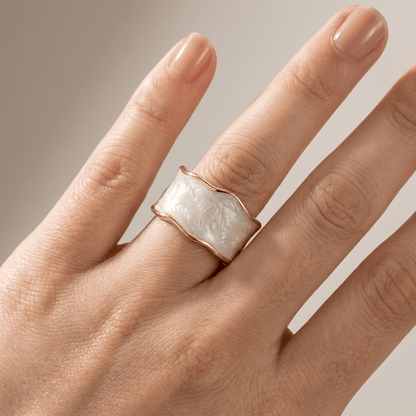 Anillo vintage artesanal ajustable de Rose & Oliver con diseño artístico y acabado detallado en metal.