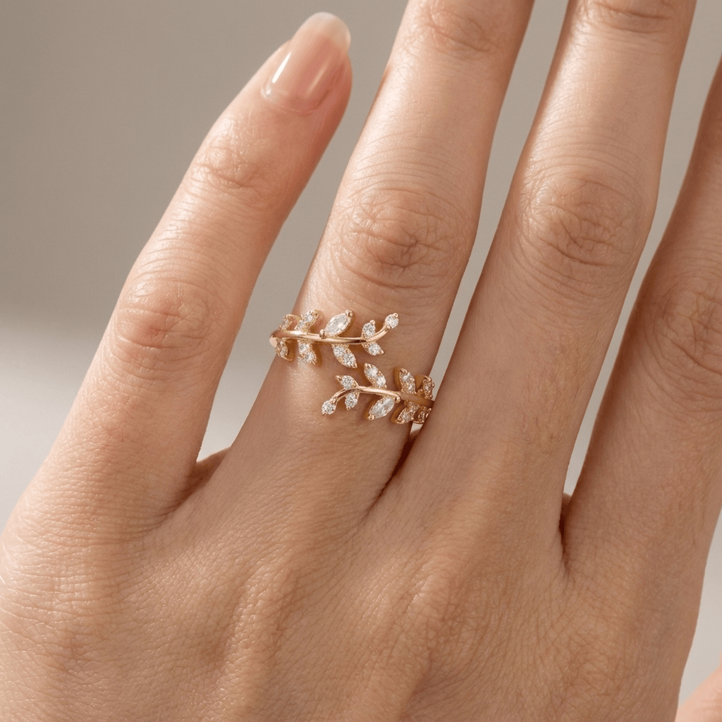 Anel ajustável Crystal Leaf Vine da Rose & Oliver em prata com detalhes de folhas e cristais brilhantes.