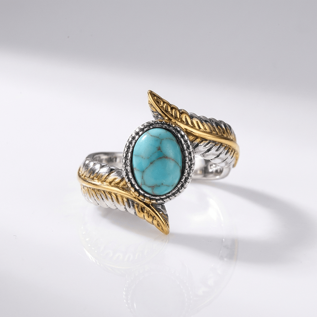 Anillo bohemio de plata, oro y turquesa con diseño artístico, de la marca Rose & Oliver, mostrando detalles vibrantes y elegantes.