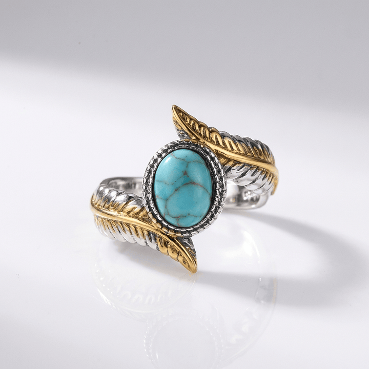 Anel boêmio de prata, ouro e turquesa com design artístico, da marca Rose & Oliver, exibindo detalhes vibrantes e elegantes.