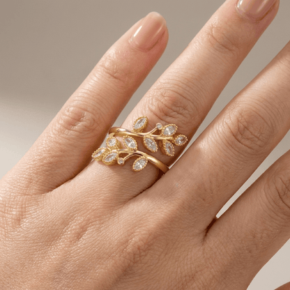 Anel ajustável Rose & Oliver com folha de ouro, detalhe delicado e acabamento brilhante em estilo elegante.