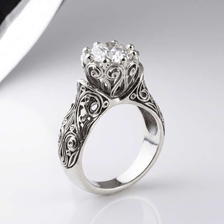Anel de herança em prata com zircônia, elegante e detalhado, da marca Rose & Oliver, com acabamento brilhante e acabamento refinado.