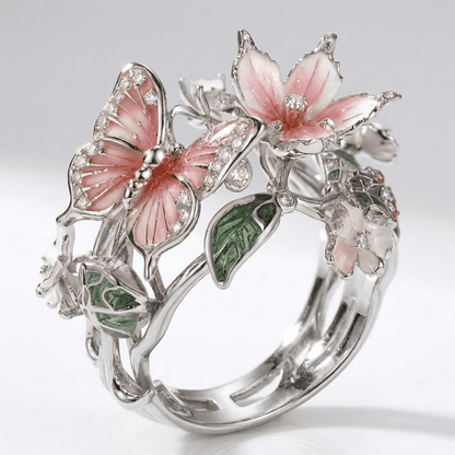 Anel ajustável Silver Butterfly Dreamer da Rose & Oliver com destaque para borboleta delicada e acabamento prateado brilhante.