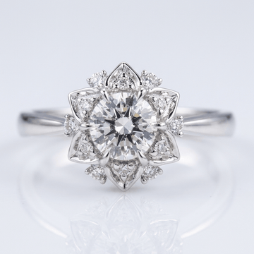 Anel de prata com zircônia em forma de lótus, da marca Rose & Oliver, destacado em uma imagem nítida e elegante.