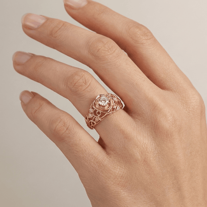Anel vintage de zirconia rosa entalhada da Rose & Oliver, com design clássico e detalhes ornamentais em prata.