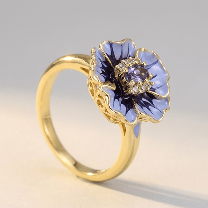 Anel Gold Blue Blossom da Rose & Oliver com detalhes delicados de flores azuis em acabamento dourado.