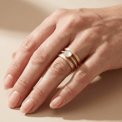 Silberring mit goldenem Mondstein und zarten Details, eleganter Stil der Marke Rose & Oliver.