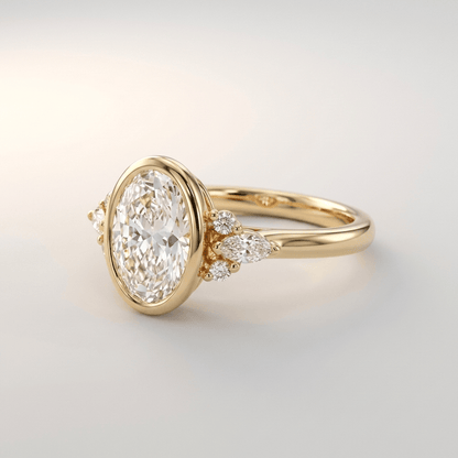 Anel ajustável Rose & Oliver com três zircônias ovais douradas em formato pera, design elegante e sofisticado.