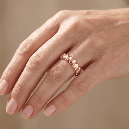 Anel Heart Of Eternity da Rose & Oliver com diamantes cravejados em uma banda de ouro branco brilhante.
