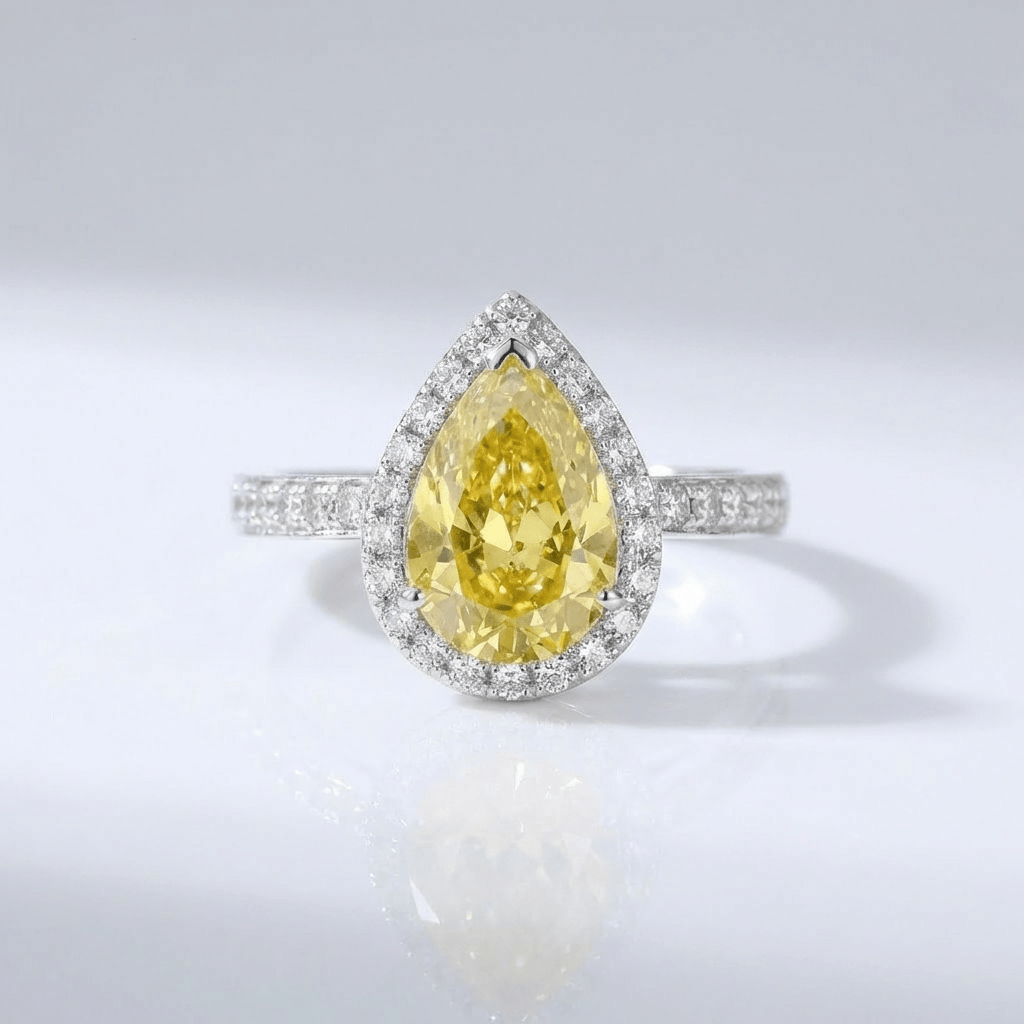 Anel de diamante pear amarelo com halo da Rose & Oliver, detalhe de anel de joia com pedra central em forma de pera