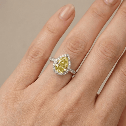 Anel de diamante Pear Halo amarelo da Rose & Oliver com acabamento brilhante e design elegante em prata.
