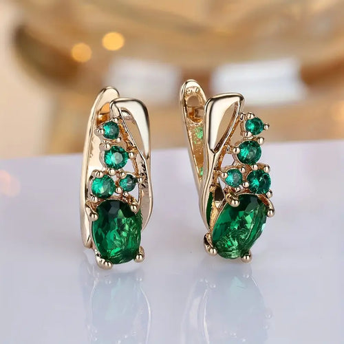 Brincos de ouro com pedra de esmeralda em cluster, estilo pendente, marca Rose & Oliver, detalhes elegantes e sofisticados.