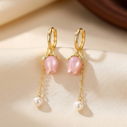 Brincos dourados com pérolas e detalhes florais da marca Rose & Oliver, pendentes elegantes e delicados.