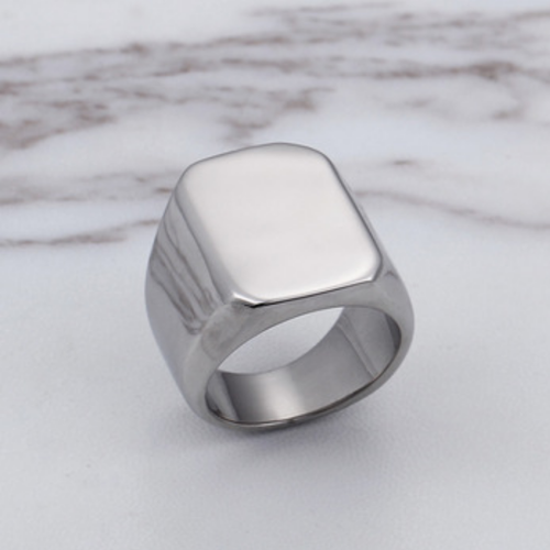 Anel Bold Heritage da Rose & Oliver, anel de metal com design robust e detalhes elegantes para uso cotidiano.