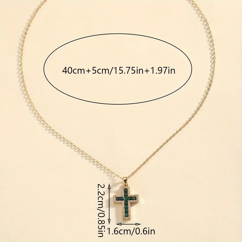 Colar com pingente de cruz em esmeralda dourado da marca Rose & Oliver, com detalhes ornamentais e acabamento elegante.