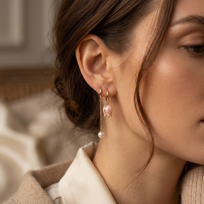 Brincos dourados com detalhes florais, pérolas penduradas, estilo elegante, marca Rose & Oliver