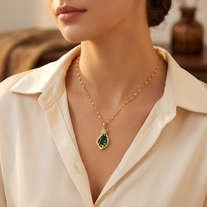 Colar feminino Rose & Oliver com pingente de gota de esmeralda dourada, joia elegante e delicada em design de gota de lágrima