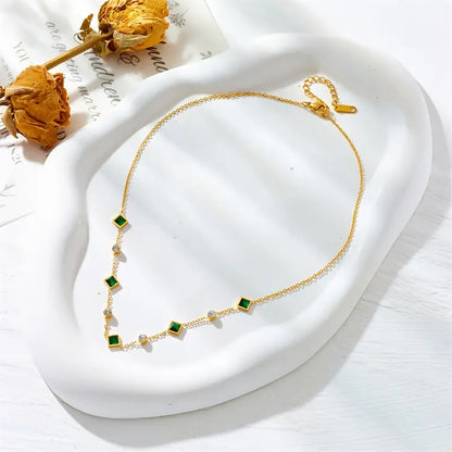 Colar Amelisse Glenwyn em ouro da Rose & Oliver, com design delicado e acabamento elegante, visível na imagem.