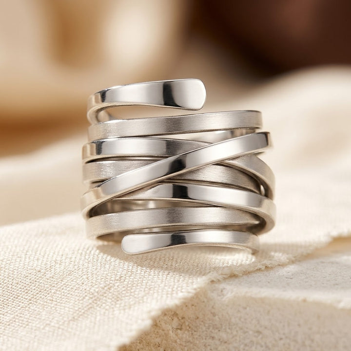 Anel de prata multi banda wrap da Rose & Oliver, com design delicado e detalhes entrelaçados, ideal para uso diário.