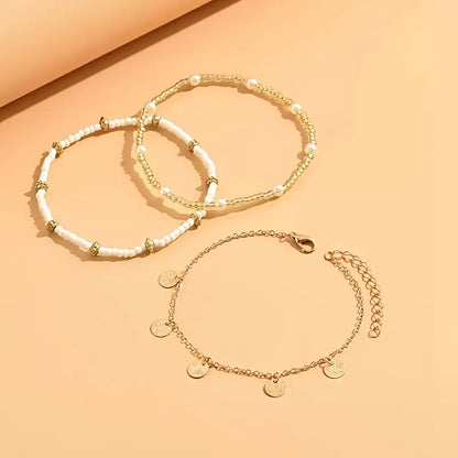 Conjunto de 3 tornozeleiras douradas Rose & Oliver Coastal Charm, com detalhes em camadas e design delicado para o tornozelo.