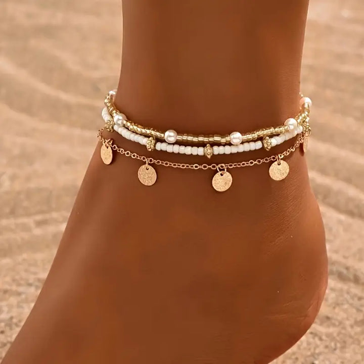 Conjunto de 3 tornozeleiras douradas Rose & Oliver, com camadas delicadas e detalhes elegantes, para um visual sofisticado.