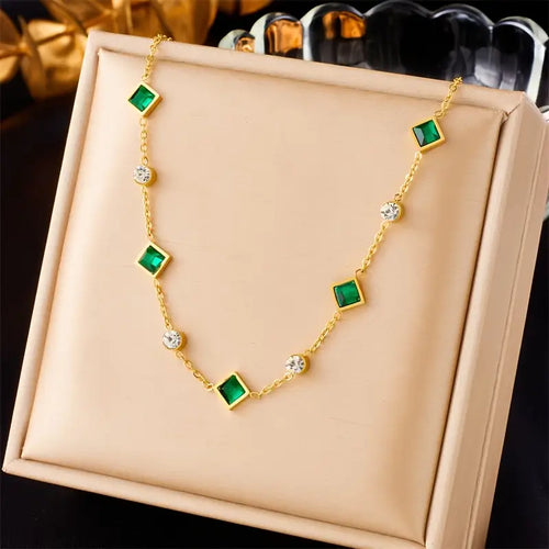 Corrente de colar geometricamente decorada com esmeraldas e detalhes em ouro, da marca Rose & Oliver.