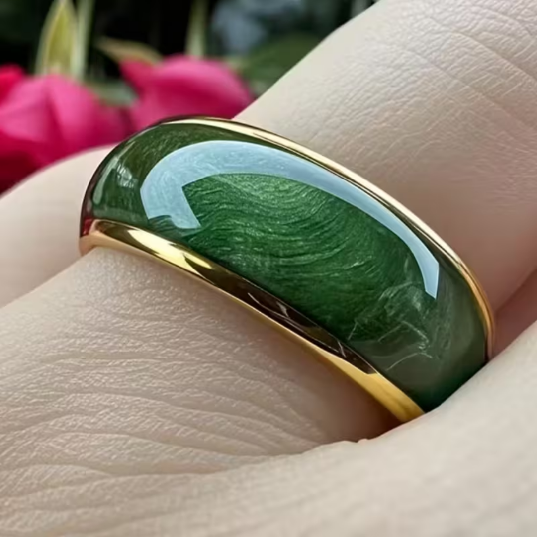 Anel de coroa de esmeralda Rose & Oliver com detalhe de pedra verde e design elegante em prata.