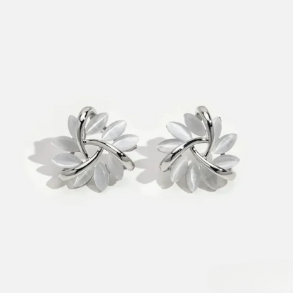 Brincos de argola elegantes com pedra de opala em formato de pétala, da marca Rose & Oliver.
