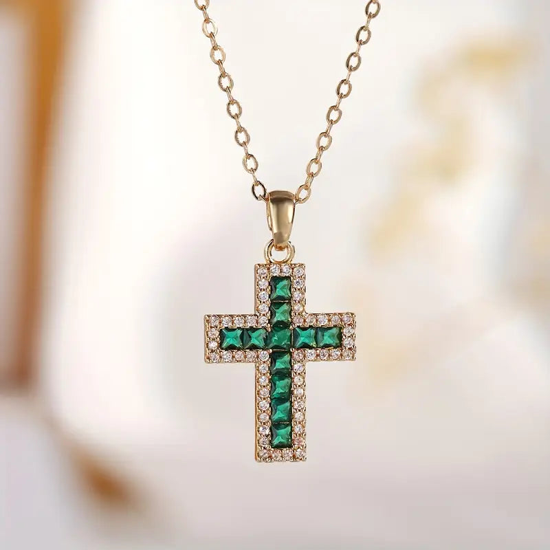 Colar com pingente de cruz em esmeralda dourada, estilo elegante, da marca Rose & Oliver.