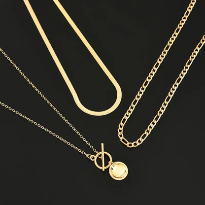 Collar dorado en capas con textura de monedas, estilo sofisticado, de la marca Rose & Oliver.