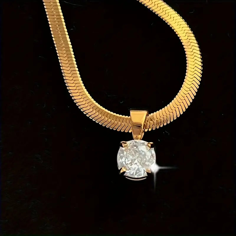 Colar de corrente com pingente de strass dourado da Rose & Oliver, elegante e sofisticado, destaque em acessórios femininos.
