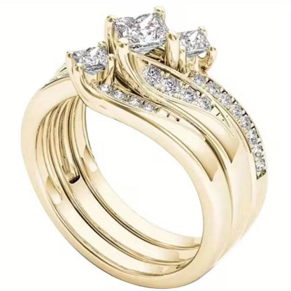 Anel Rose & Oliver com corte princesa, tripla halo de pedras brilhantes, acabamento prateado, mostrando detalhes elegantes e sofisticados.