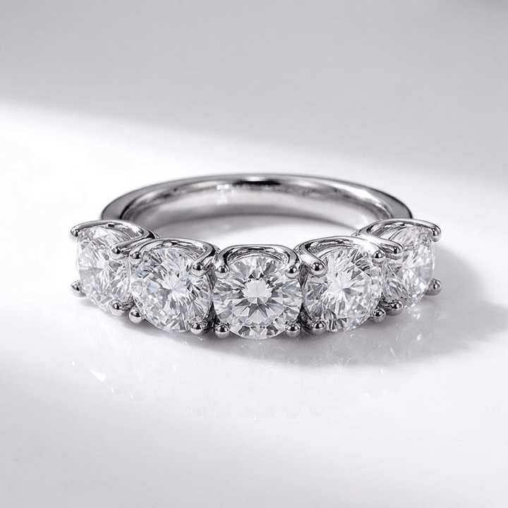 Anel de prata Rose & Oliver com cinco diamantes redondos brilhantes e detalhes elegantes na peça.