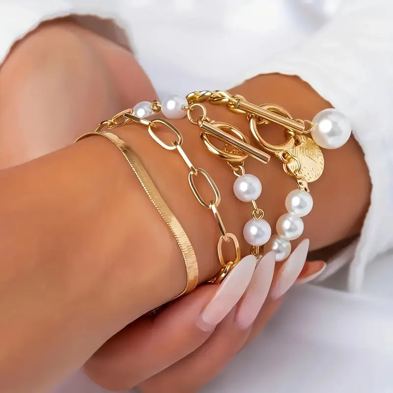 Set aus 4 goldenen Armbändern Rose & Oliver mit Schlangendetails, Perlen und Gliedern, stilvoll und elegant