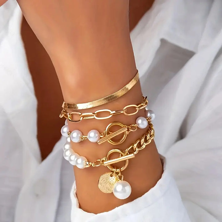 Conjunto de 4 pulseiras douradas Rose & Oliver com correntes, pérolas e detalhes em forma de cobra.