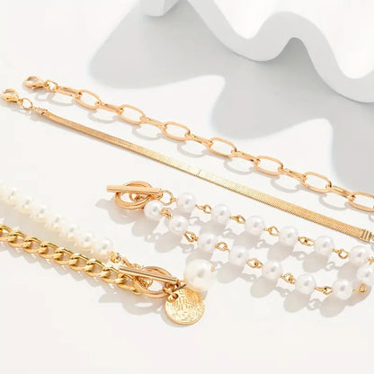 Set aus 4 goldenen Armbändern von Rose & Oliver mit Schlangen-, Perlen- und Gliederdetails, elegantem und modernem Stil.