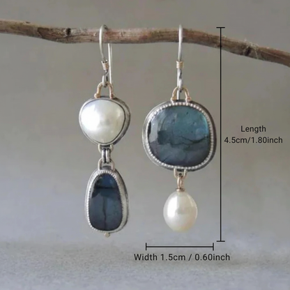 Brincos vintage com pedra azul e pérolas, acessórios elegantes da marca Rose & Oliver em imagem detalhada.