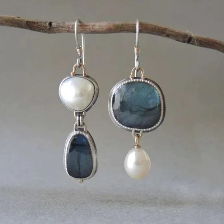 Brincos vintage com pérolas e pedra azul da Rose & Oliver, detalhes artesanais elegantes e estilo clássico.