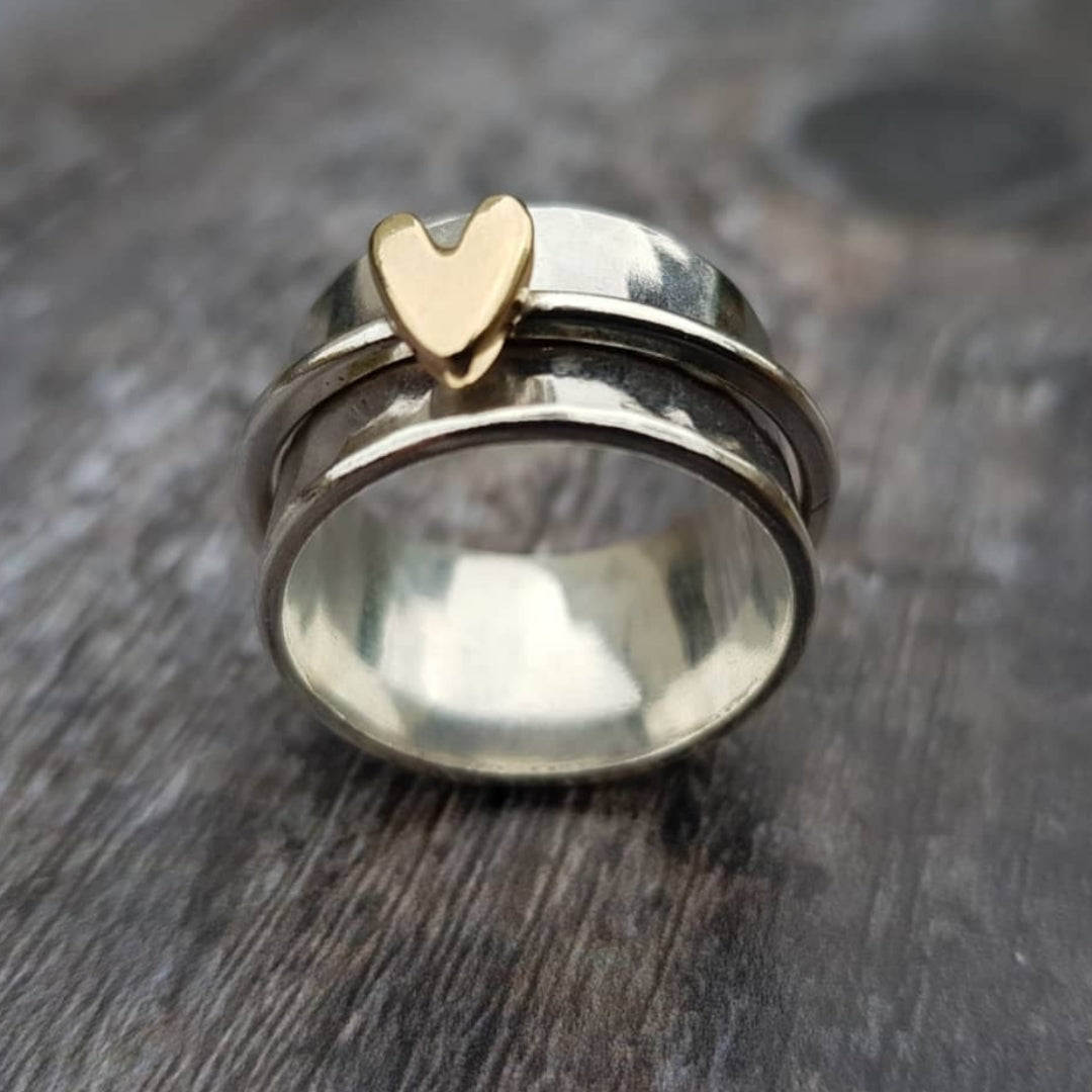 Anillo de plata con corazón dorado de la marca Rose & Oliver, diseño delicado y elegante, perfecto para accesorios femeninos.