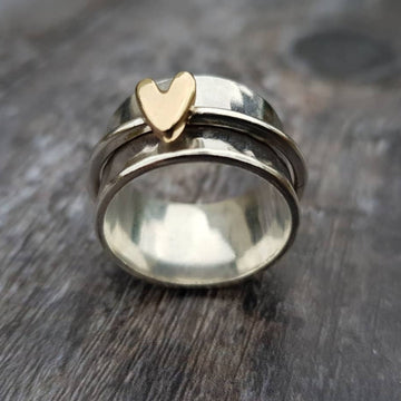 Anel de prata com coração dourado da marca Rose & Oliver, design delicado e elegante, perfeito para acessórios femininos.