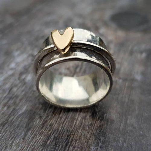 Anillo de plata con corazón dorado de la marca Rose & Oliver, diseño delicado y elegante, perfecto para accesorios femeninos.