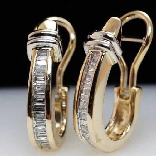 Brincos vintage dourados com diamantes da Rose & Oliver, detalhes elegantes em design clássico.