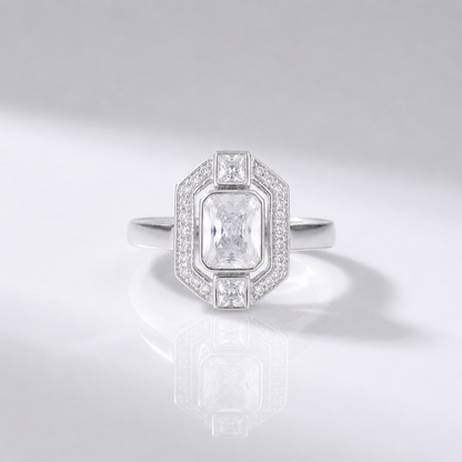 Anel vintage Diamond Square da Rose & Oliver com detalhes de diamantes e acabamento clássico, em prata ou ouro.