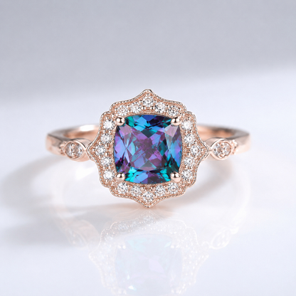 Anel de ouro rosé com halo de esmeralda da Rose & Oliver, detalhes brilhantes e acabamento elegante.