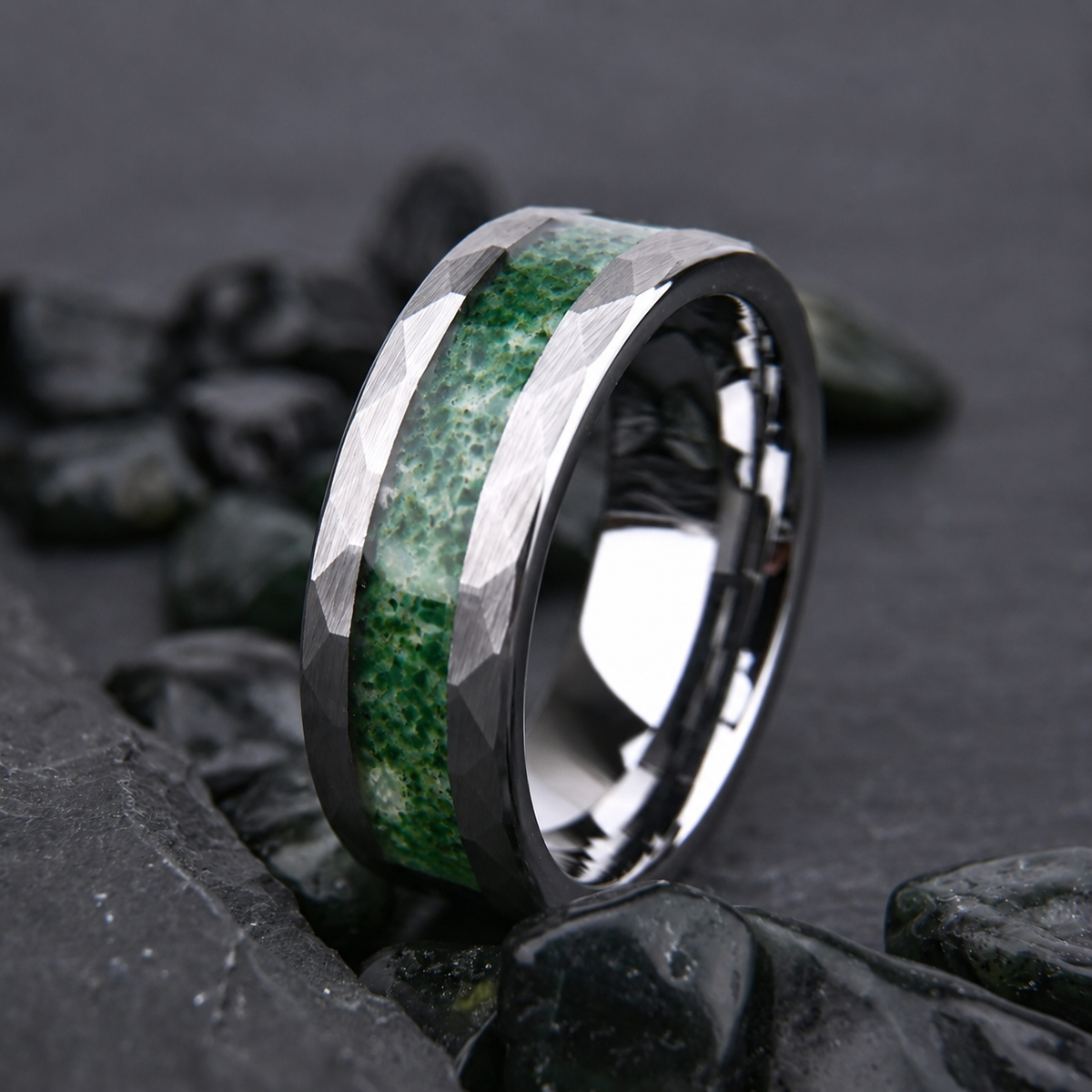 Anel de pedra Evergreen da Rose & Oliver, com design elegante de anel de metal e pedra verde, em fundo neutro.