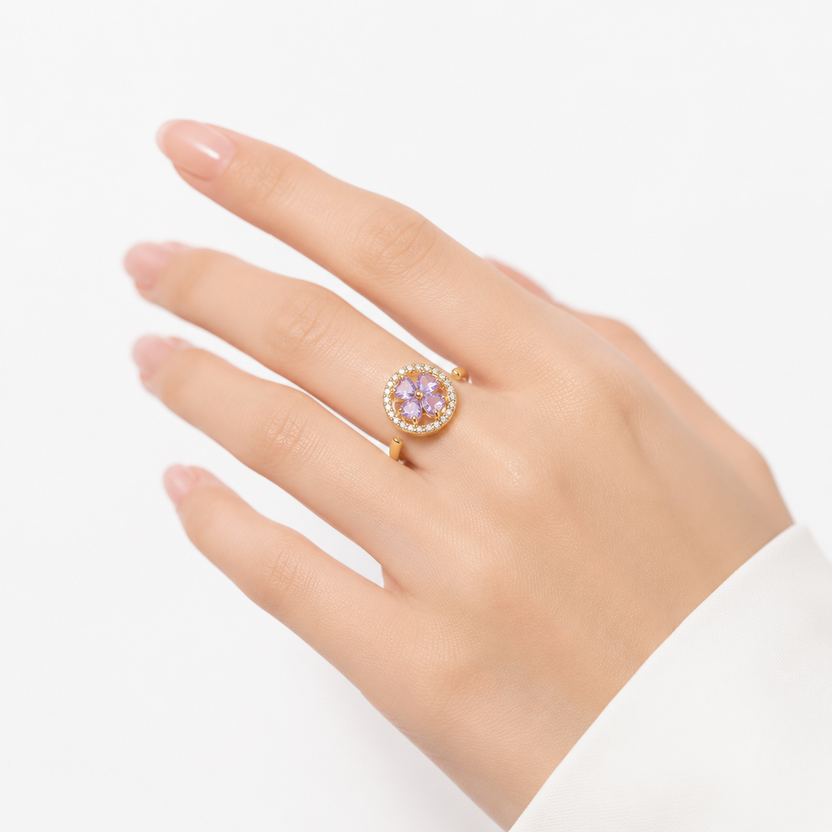 Anel floral de ouro com safira azul, da marca Rose & Oliver, destacando detalhes delicados e acabamento elegante.