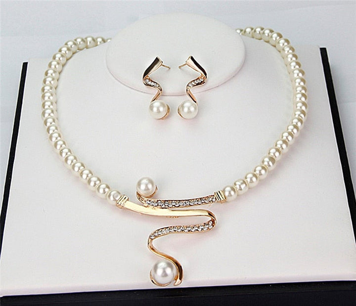 Conjunto de brincos e colar de pérolas naturais Rose & Oliver, brincos com pérolas brancas e detalhes elegantes.