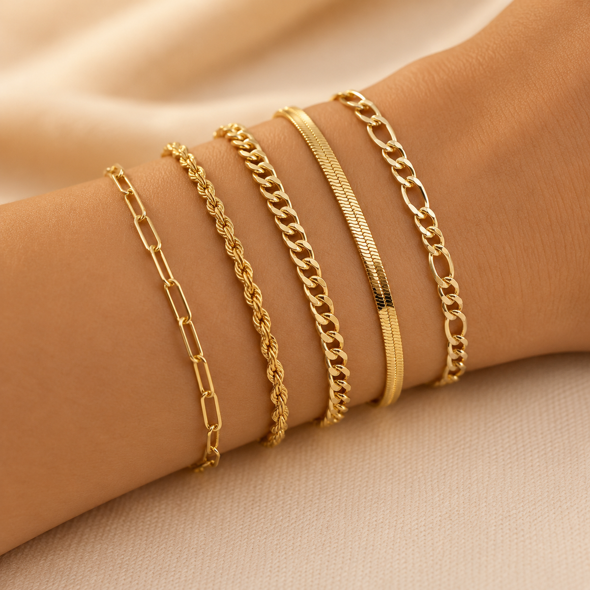 Conjunto de pulseiras douradas Ellis™ da Rose & Oliver, pulseira elegante com detalhes brilhantes, acessório de moda sofisticado.